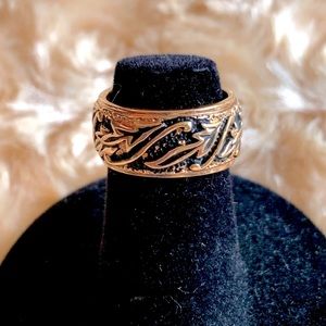 Parklane Gold Tone On Black Leaves Ring Size 3 1/2